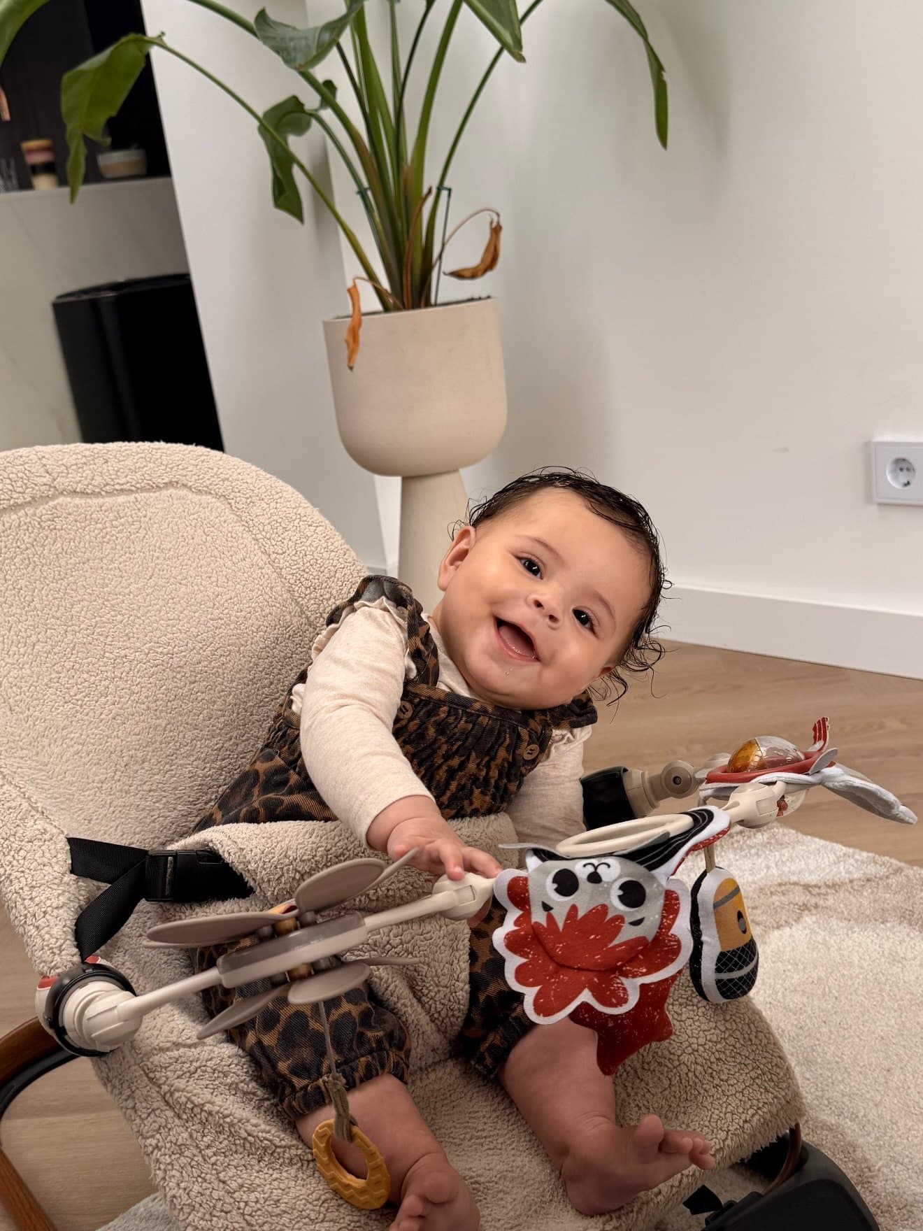 A Japandi corner at home with her daughter in a chair