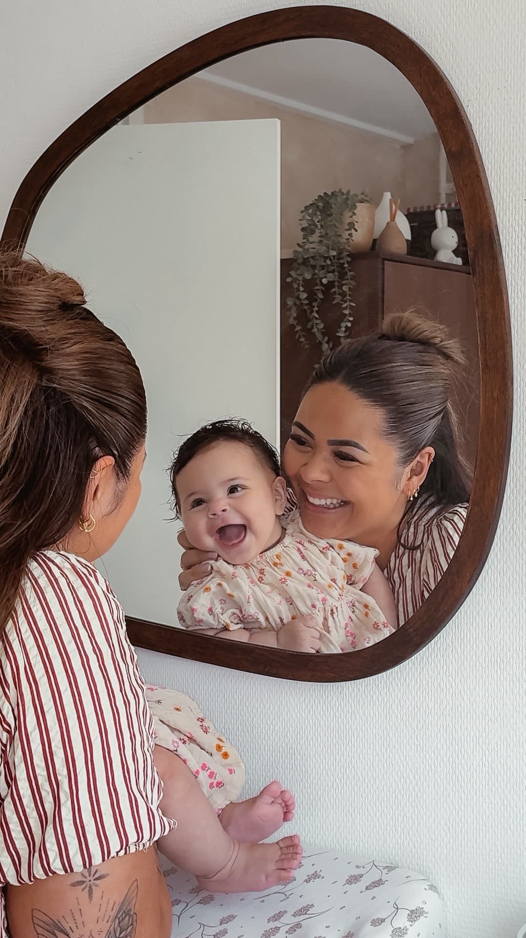 Michelle and her baby in the mirror